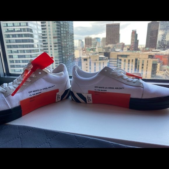 OFF WHITE Vulcanized Low Top Sneaker - Picture 4 of 4